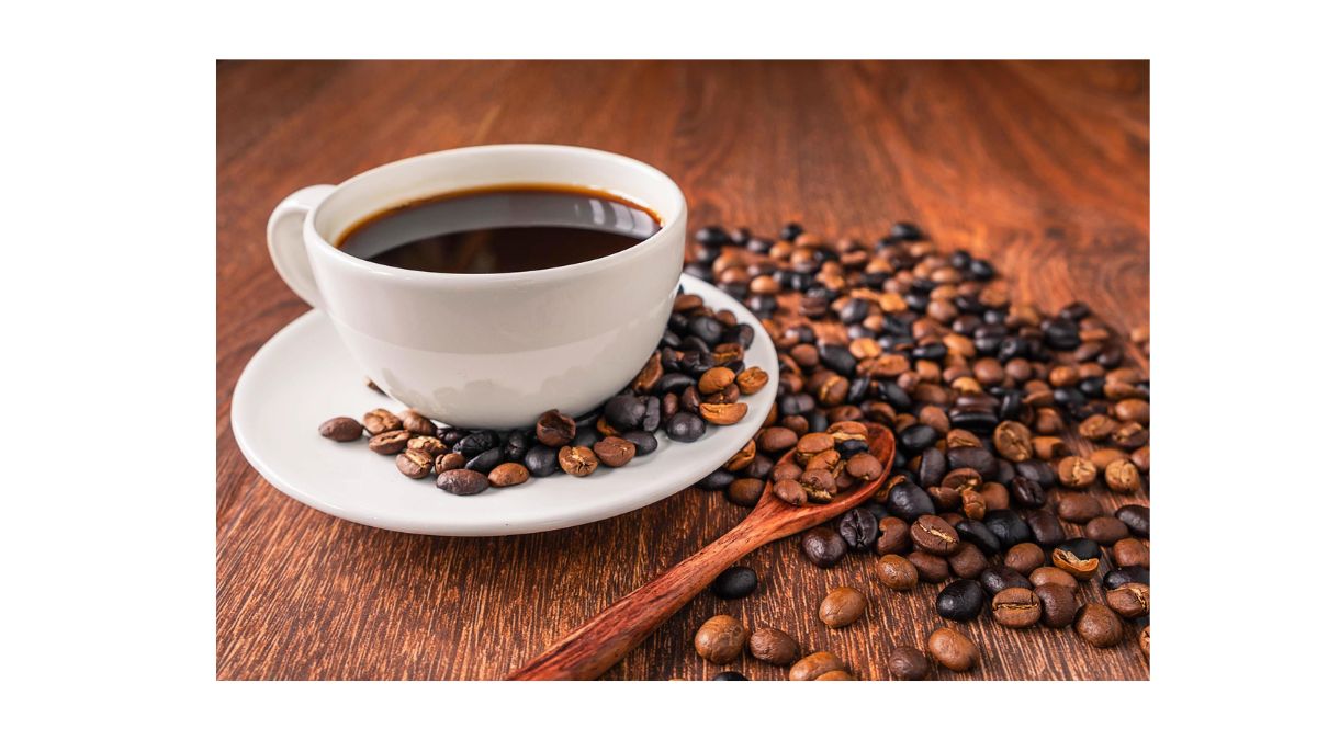 Xícara de café com grãos de café torrados ao fundo