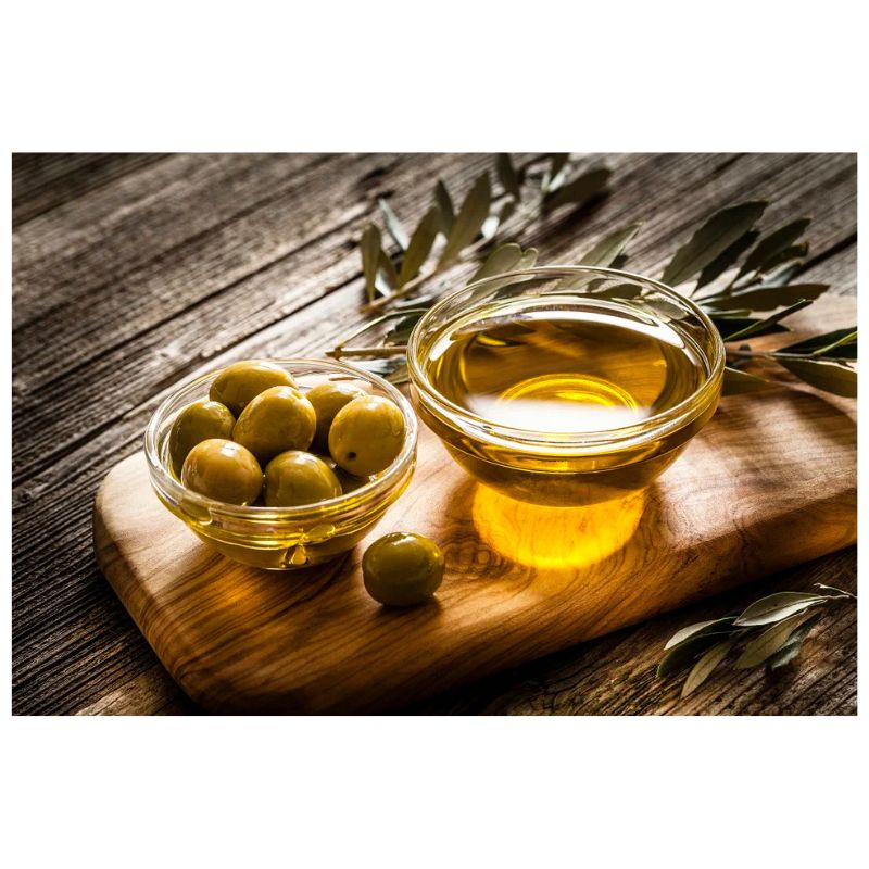 Garrafa de azeite extra virgem e tigela com azeite