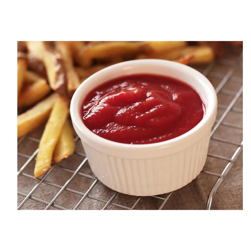 Pote de ketchup e batatas fritas