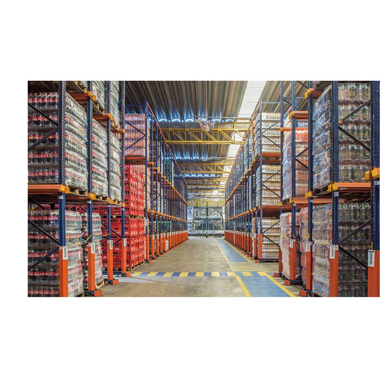 Copos com refrigerante e gelo