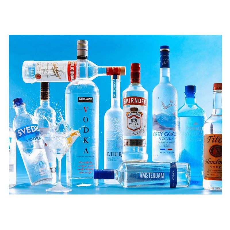 Taça com drink de vodka e gelo