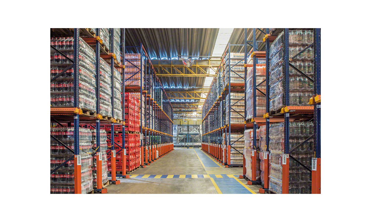 Refrigerantes em lata sobre mesa gelada